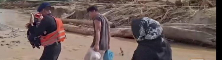 Aksi Heroik Brimob Gendong Bayi Seberangi Jembatan Nyaris Roboh di Tapanuli Selatan